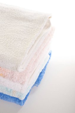 Beyaz arkaplanda havlu yığını
