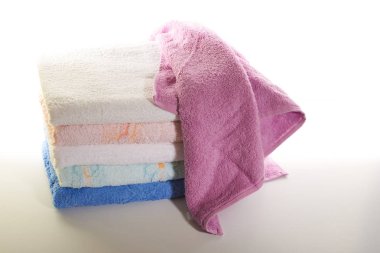 Beyaz arkaplanda havlu yığını