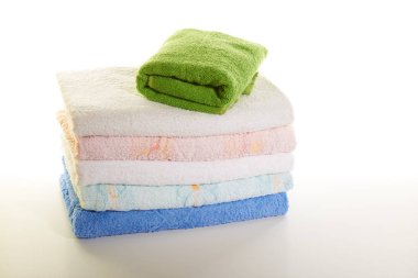 Beyaz arkaplanda havlu yığını