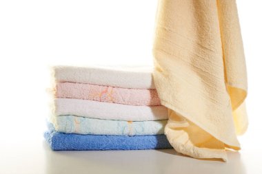 Beyaz arkaplanda havlu yığını