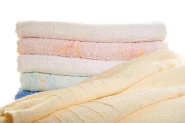 Beyaz arkaplanda havlu yığını