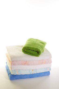 Beyaz arkaplanda havlu yığını