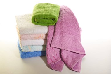 Beyaz arkaplanda havlu yığını