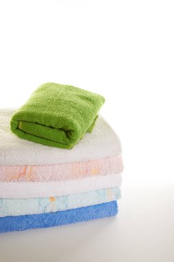 Beyaz arkaplanda havlu yığını