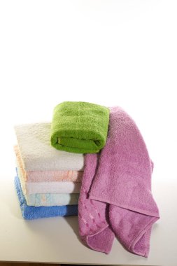 Beyaz arkaplanda havlu yığını