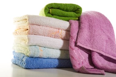 Beyaz arkaplanda havlu yığını
