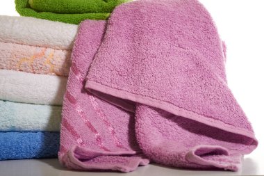 Beyaz arkaplanda havlu yığını