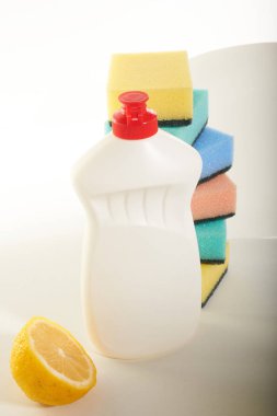 deterjan beyaz bir arka plan üzerinde yemekler için