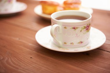 çay ve tatlılar bir ahşap tablo