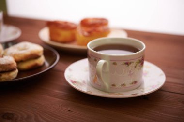 çay ve tatlılar bir ahşap tablo