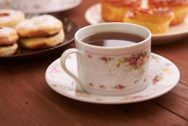 çay ve tatlılar bir ahşap tablo