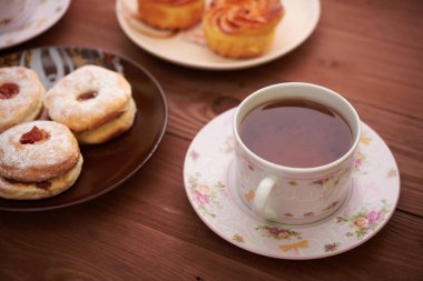 çay ve tatlılar bir ahşap tablo