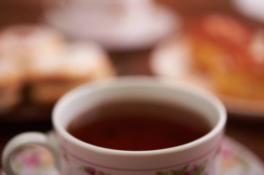 çay ve tatlılar bir ahşap tablo