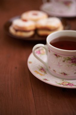 çay ve tatlılar bir ahşap tablo