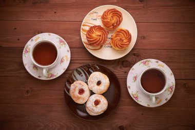 çay ve tatlılar bir ahşap tablo