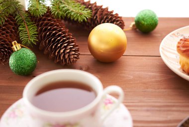 Noel koniler ve masanın üstünde toys