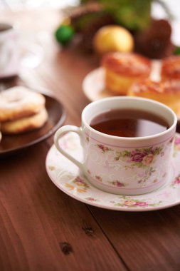 çay ve tatlılar bir ahşap tablo