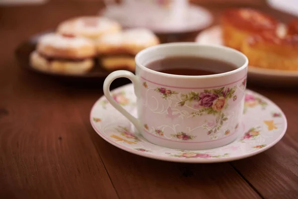 Чай и сладости на деревянном столе — стоковое фото