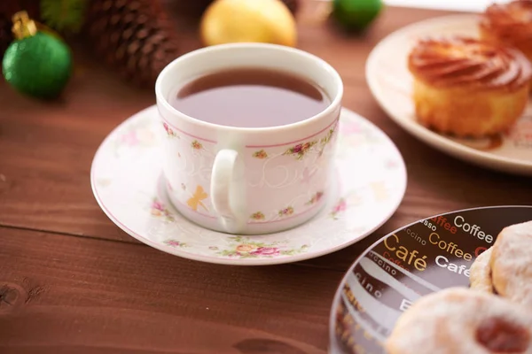 Tea and sweets on a wooden table — Stock Photo, Image