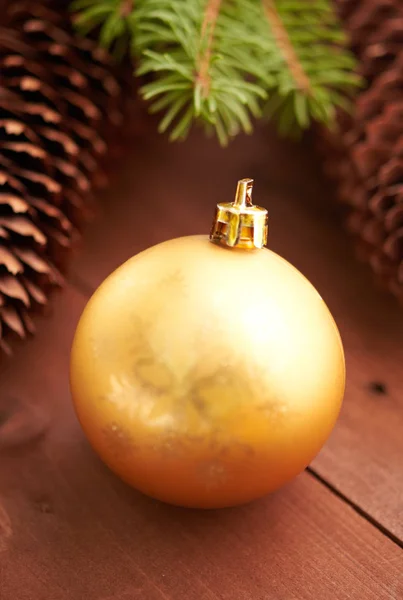 Christmas kottar och leksaker på bordet — Stockfoto