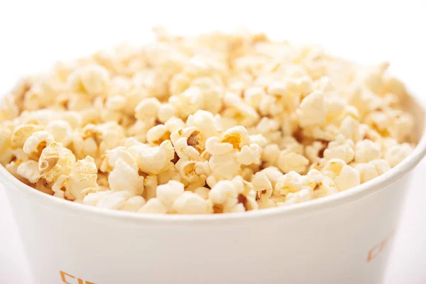 En stor hink med popcorn — Stockfoto
