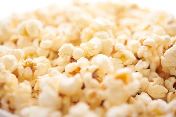 En stor hink med popcorn — Stockfoto