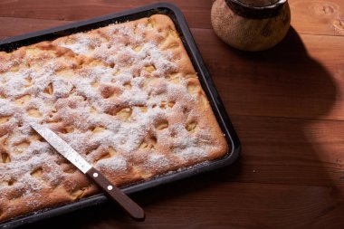 Masanın üzerine elmalı turta