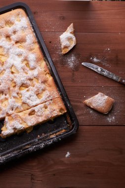 Charlotte elmalı kek tava ve kek dilimleri