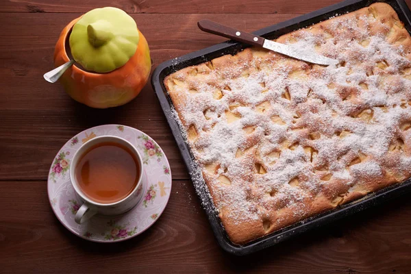 Apple pie charlotte on the wooden table — Stock Photo, Image