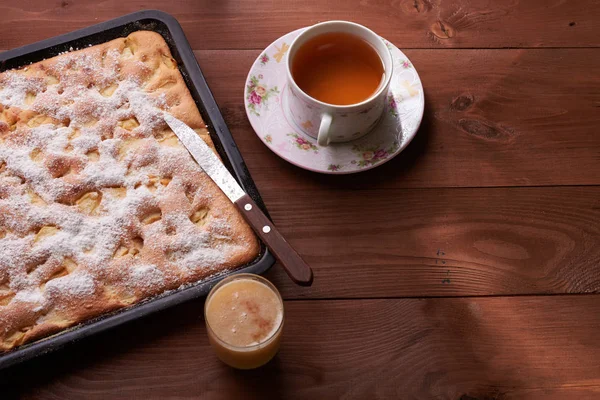 Apple pie charlotte on the wooden table — Stock Photo, Image