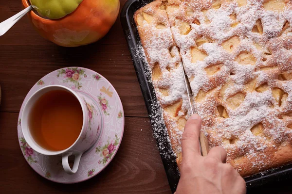 Apple pie charlotte on the wooden table — Stock Photo, Image