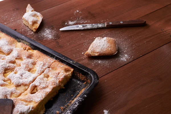 Charlotte-Apfelkuchen in der Pfanne und Kuchenstücke — Stockfoto