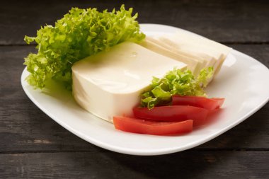 bir tablo bacground üzerinde Mozzarella peyniri