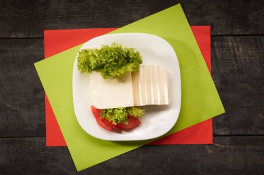 Tablo arka plan üzerinde Mozzarella peyniri