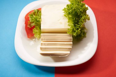 Tablo arka plan üzerinde Mozzarella peyniri