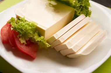 Tablo arka plan üzerinde Mozzarella peyniri