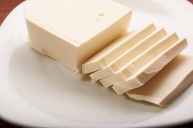 bir plaka üzerinde Mozzarella peyniri