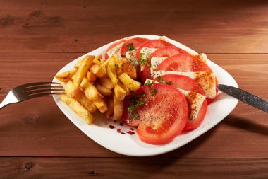 domates ve peynirli patates salatası