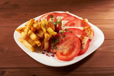 domates ve peynirli patates salatası