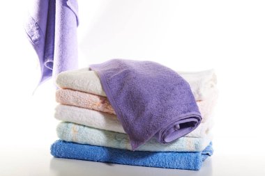 Beyaz arkaplanda havlu yığını