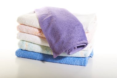 Beyaz arkaplanda havlu yığını