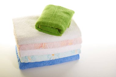 Beyaz arkaplanda havlu yığını