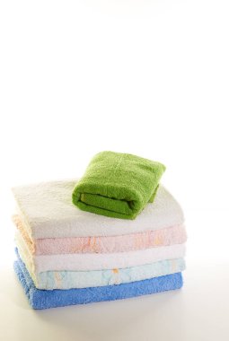 Beyaz arkaplanda havlu yığını