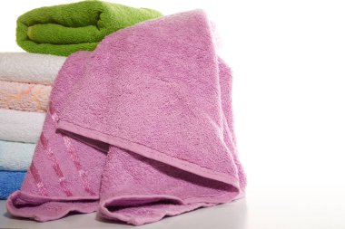 Beyaz arkaplanda havlu yığını