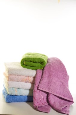 Beyaz arkaplanda havlu yığını