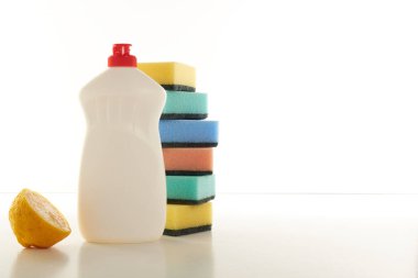 deterjan beyaz bir arka plan üzerinde yemekler için