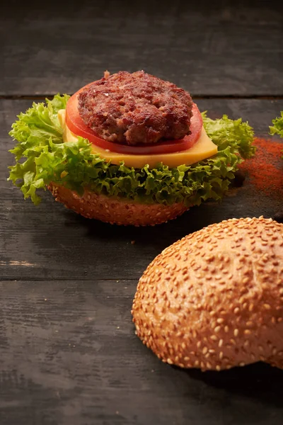 Hamburger egy fából készült asztal — Stock Fotó