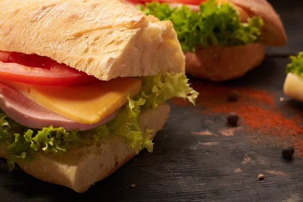 テーブルの上のバゲット サンドイッチ — ストック写真