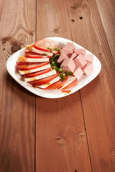 Meat salad with tomato and cheese — Stock Photo, Image