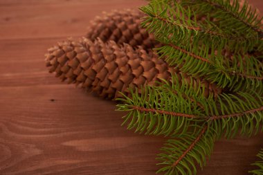 çam kozalakları ahşap bir masa üzerinde